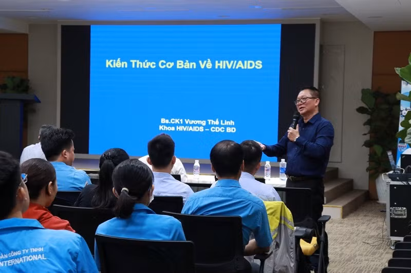 Bác sĩ chuyên khoa 1 Vương Thế Linh, Trưởng Khoa HIV, Trung tâm Kiểm soát bệnh tật tỉnh Bình Dương truyền thông cho công nhân tại khu công nghiệp.