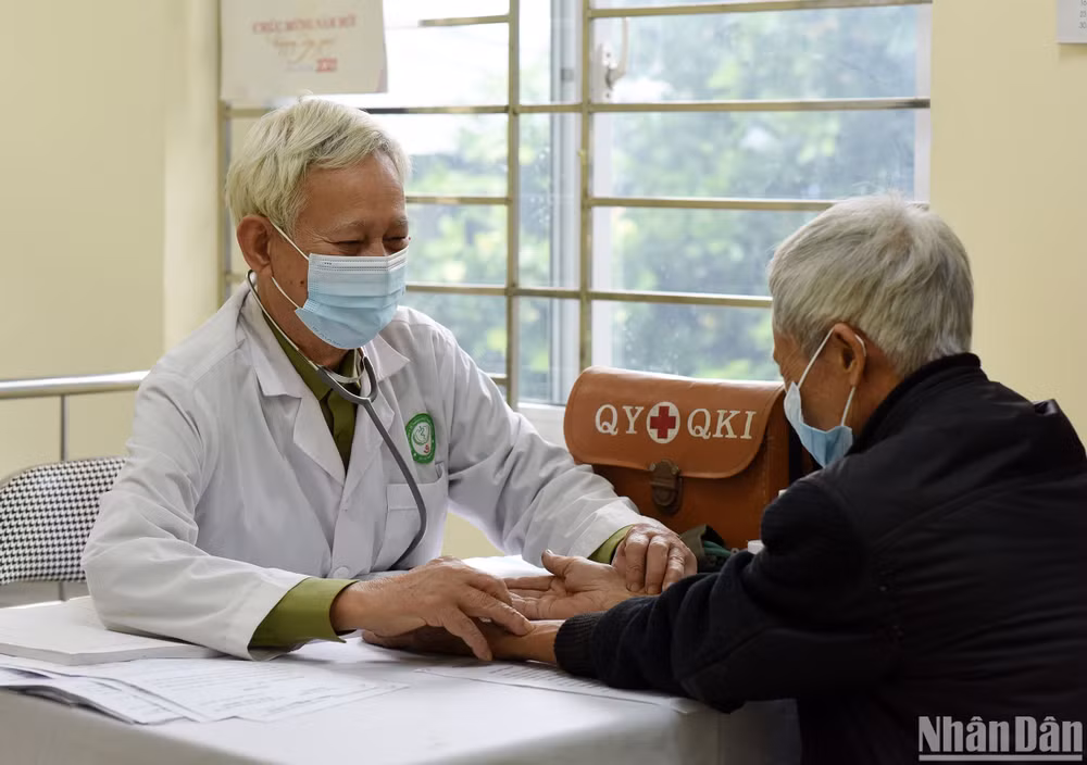 Trung bình một người Việt trên 60 tuổi mắc 3-4 bệnh. (Ảnh: TRẦN HẢI)