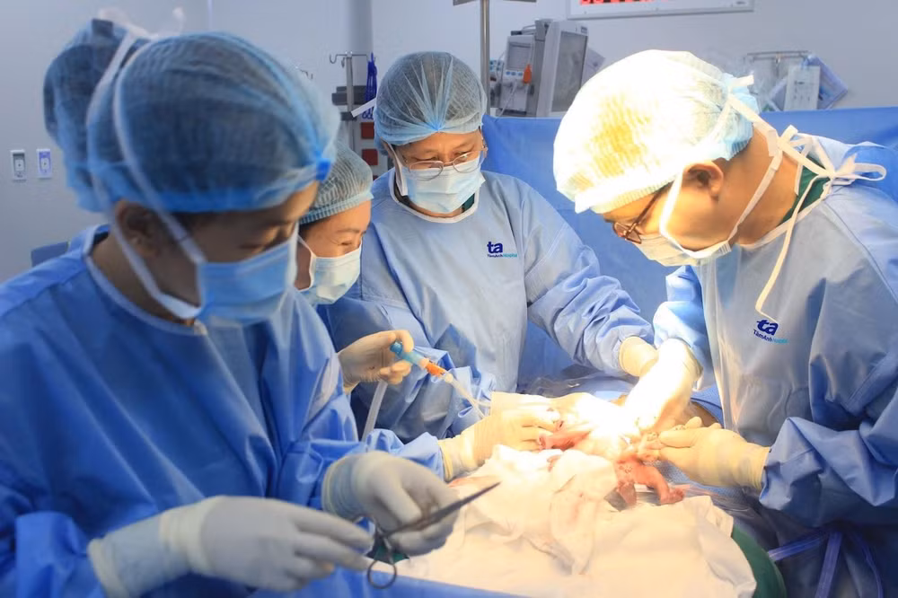 Bác sĩ sản khoa (phải) kết hợp bác sĩ sơ sinh (thứ hai từ trái qua) cứu bé sinh non bằng phác đồ “giờ vàng”.