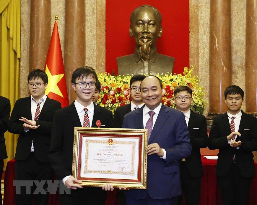 Chủ tịch nước Nguyễn Xuân Phúc trao tặng Huân chương Lao động hạng Nhì và hạng Ba cho các học sinh đoạt giải các cuộc thi Olympic và Khoa học kỹ thuật quốc tế năm 2022. (Ảnh: TTXVN)