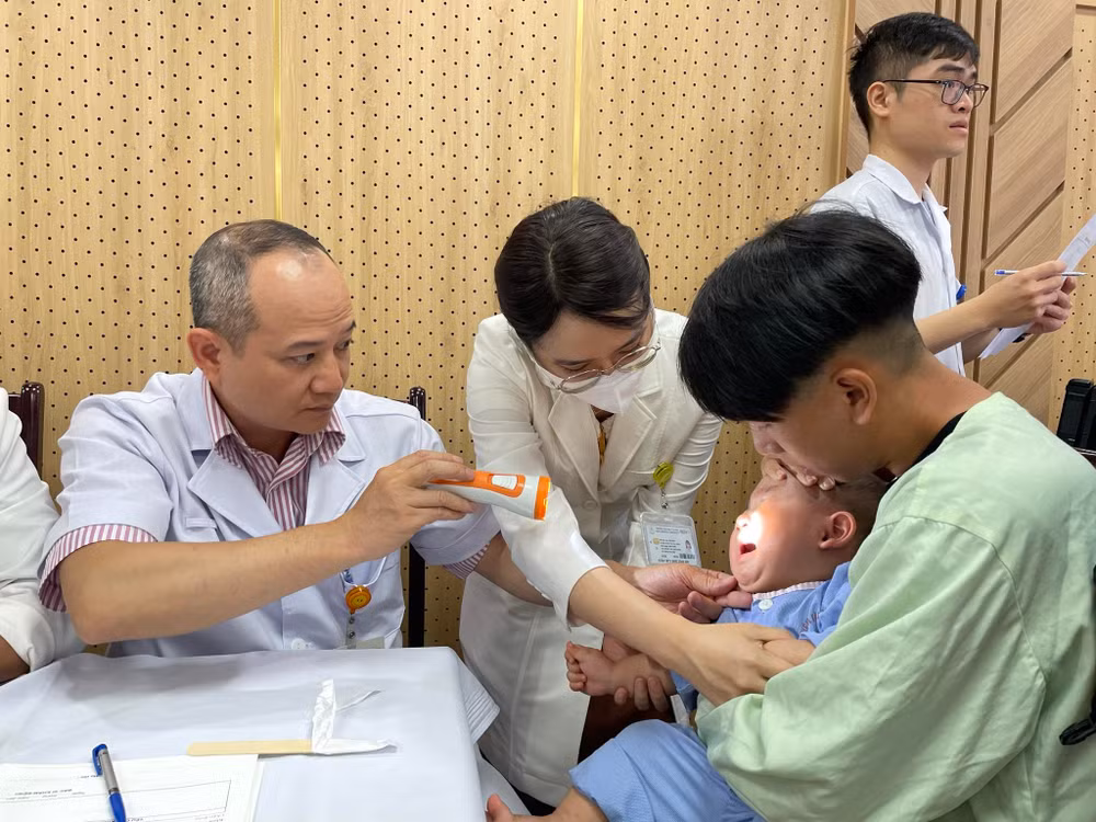 Khám sàng lọc cho bệnh nhi ngày 4/6.