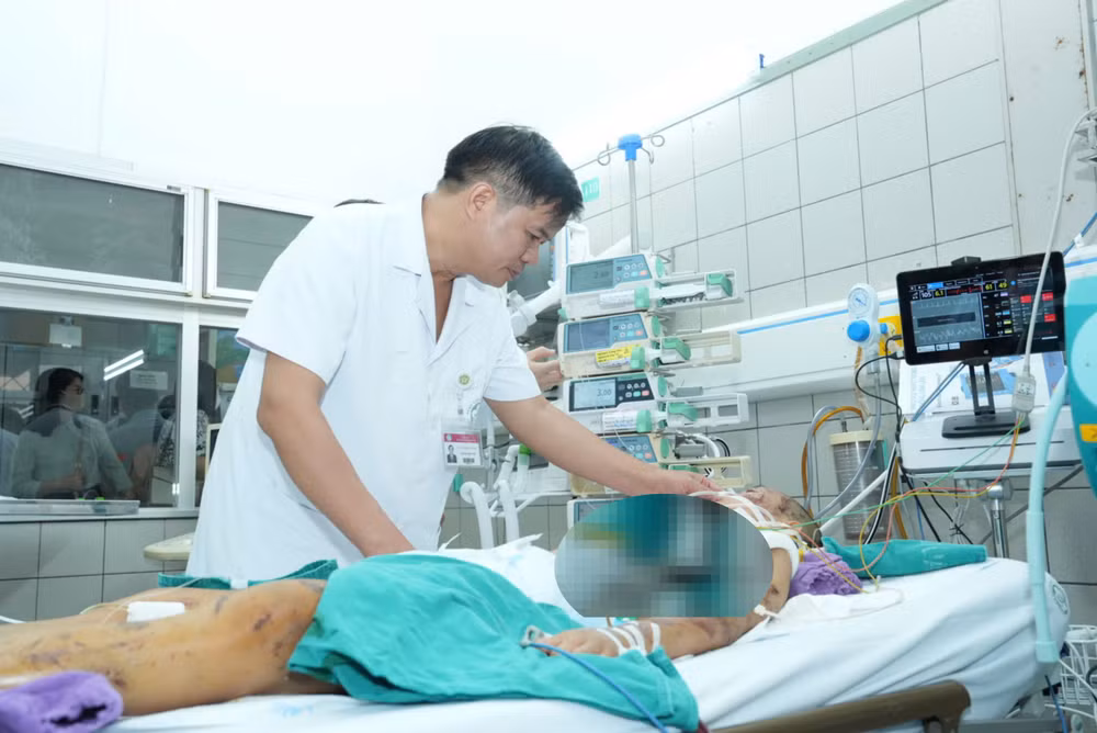 Phó Giáo sư, Tiến sĩ Đào Xuân Cơ trực tiếp thăm khám và chỉ đạo hội chẩn để tìm ra phương pháp điều trị tối ưu cho bệnh nhi.