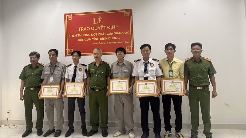 5 cá nhân có thành tích xuất sắc trong công tác phòng cháy chữa cháy được biểu dương, khen thưởng.
