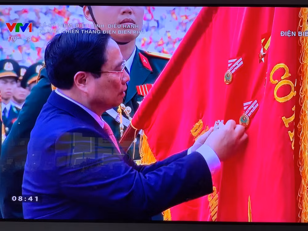 Thủ tướng Chính phủ Phạm Minh Chính gắn Huân chương lên Cờ truyền thống. (Ảnh chụp màn hình)