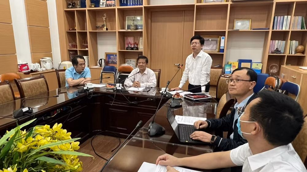Tiến sĩ Nguyễn Trọng Khoa, Phó Cục trưởng Cục quản lý Khám chữa bệnh phát biểu tại cuộc họp Hội đồng chuyên môn nghiệm thu Hướng dẫn chẩn đoán và điều trị bệnh sốt xuất huyết Marburg.