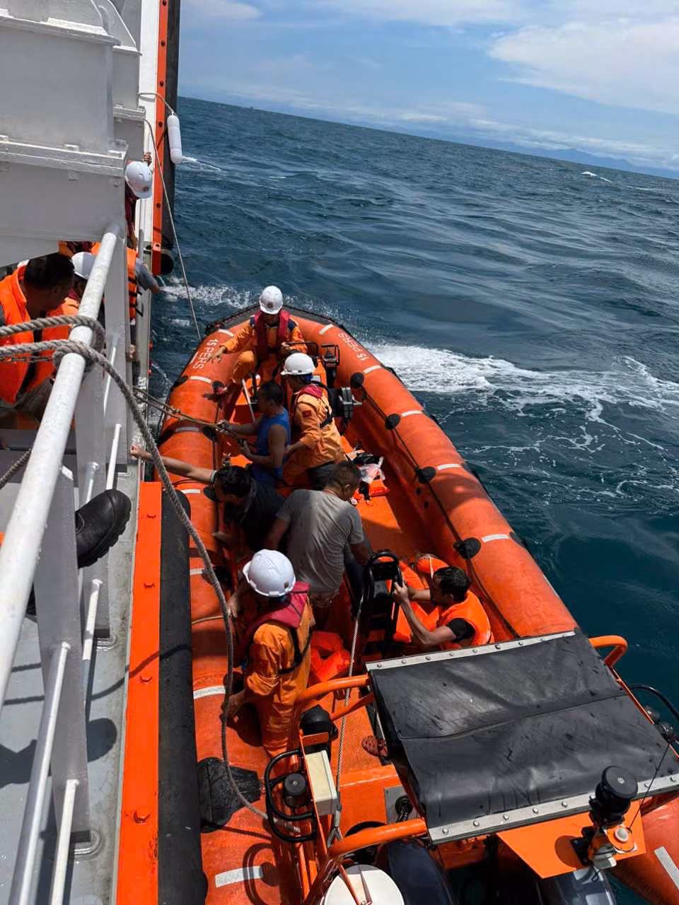 Đưa các nạn nhân về tàu.