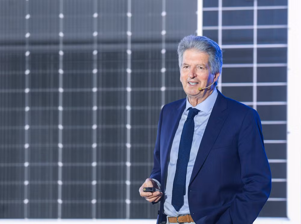 Giáo sư Martin Andrew Green, Giáo sư Khoa học và Giám đốc sáng lập Trung tâm Quang điện Tiên tiến tại Đại học New South Wales (Australia). Giáo sư Martin Andrew Green, Giáo sư Khoa học và Giám đốc sáng lập Trung tâm Quang điện Tiên tiến tại Đại học New South Wales (Australia).