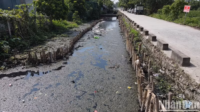Rác thải, túi ni-lông, bùn đất đọng lại, ngăn cản dòng chảy càng khiến cho nguy cơ xuất hiện dịch sốt xuất huyết trở nên nhãn tiền. (Ảnh: SƠN BÁCH)