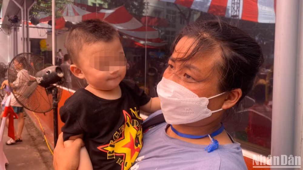 Chị Hoàng Thị T. đầy hy vọng về cuộc phẫu thuật tạo hình hậu môn con con trai vào tuần tới.