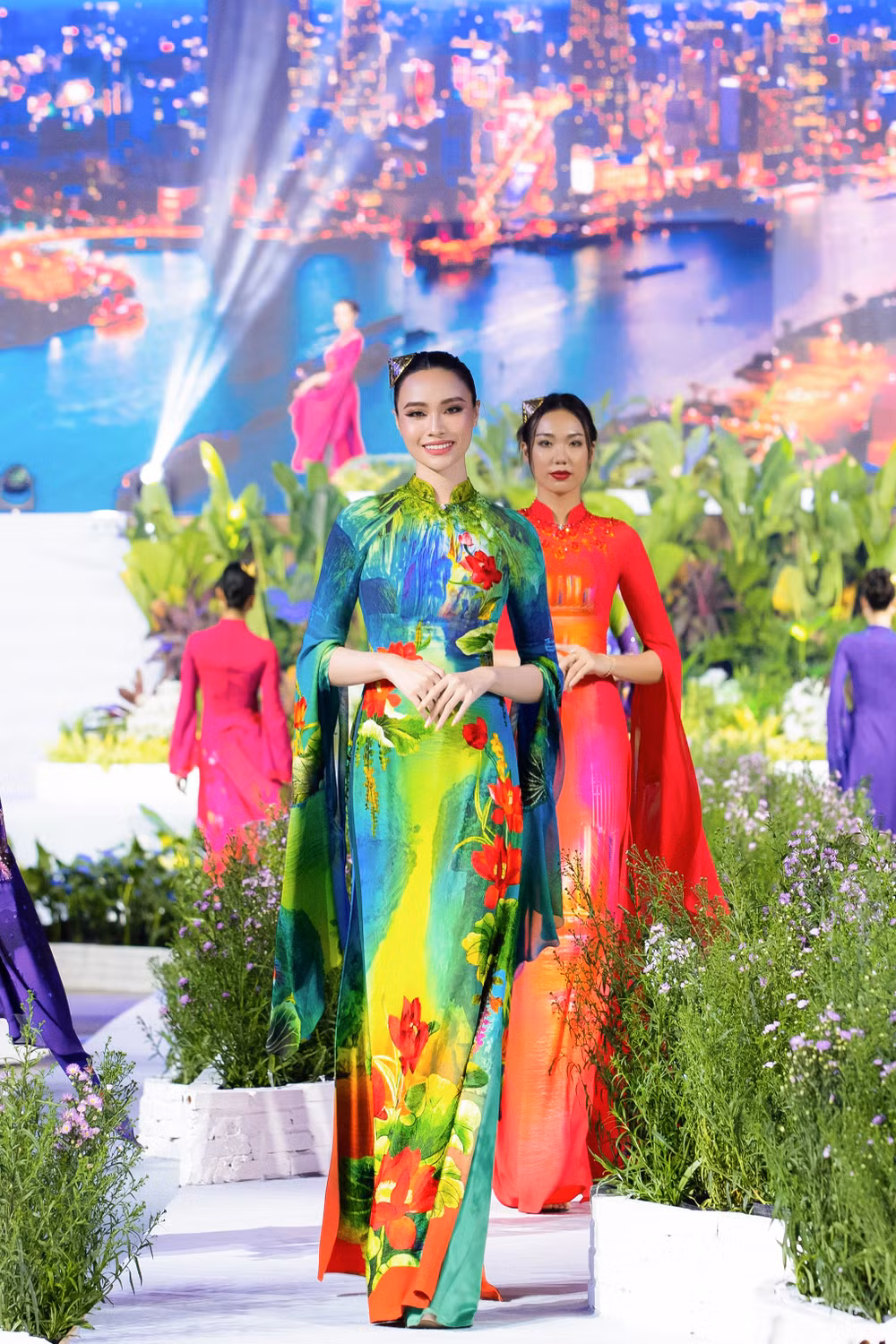 Bộ sưu tập được thực hiện với những kỹ thuật thêu tay và đính kết thủ công cầu kỳ, tinh xảo của hàng trăm nghệ nhân đến từ các làng nghề thêu may truyền thống tại Thường Tín, Hà Nội trong hàng ngàn giờ lao động thủ công.