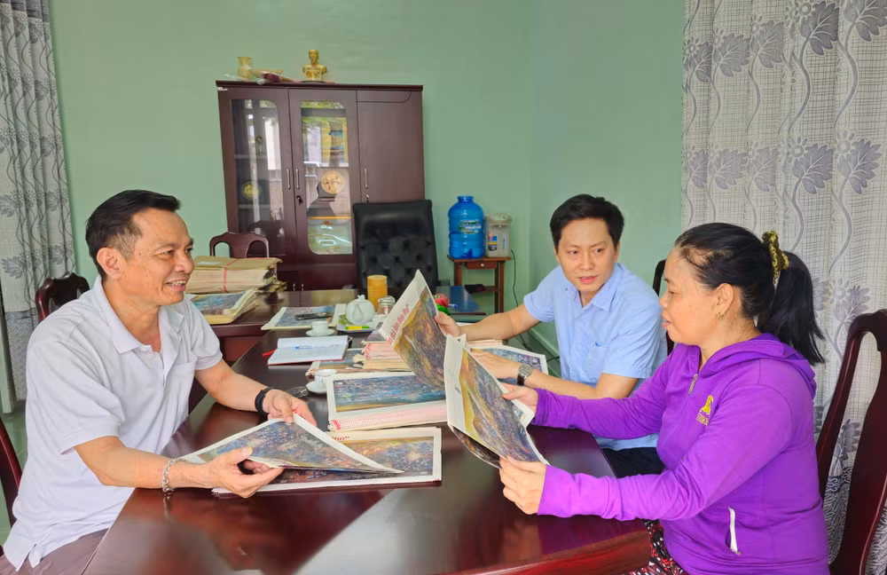 Chị Lê Thị Phương, tiểu thương chợ Phường 3, thành phố Đông Hà, đến Văn phòng thường trú Báo Nhân Dân tại Quảng Trị xin phụ trương. Chị cho biết rất đam mê lịch sử, biết Báo Nhân Dân có phụ trương nên tìm đến xin để xin về trải nghiệm.