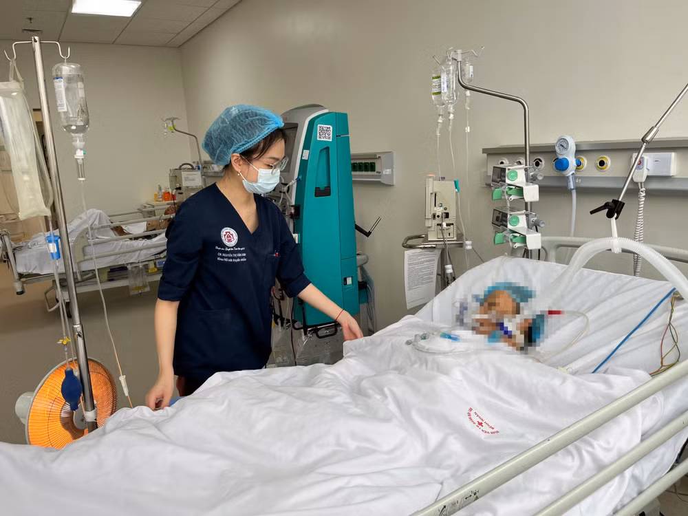 Khoa Bệnh lây đường hô hấp, Bệnh viện Trung ương Quân đội 108 đã tiếp nhận điều trị nhiều bệnh nhân cúm A nặng, trong đó đa số là người cao tuổi.