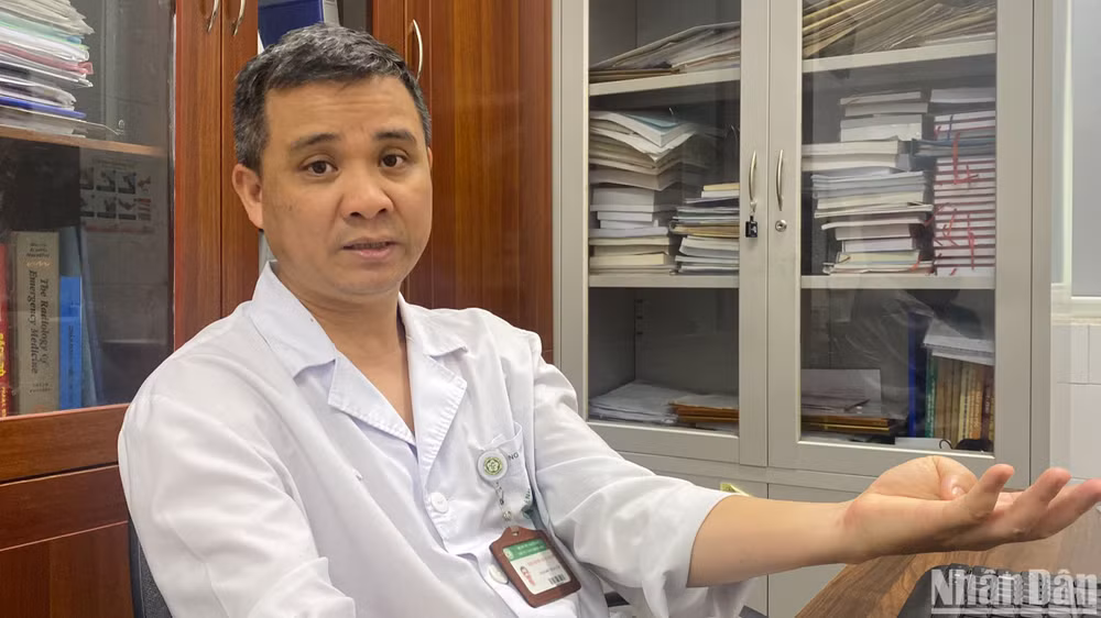 Tiến sĩ, bác sĩ Nguyễn Trung Nguyên, Giám đốc Trung tâm Chống độc, Bệnh viện Bạch Mai.