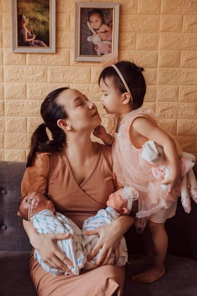 Chị Giang bên 3 công chúa sau 7 năm trời ròng rã "săn con".