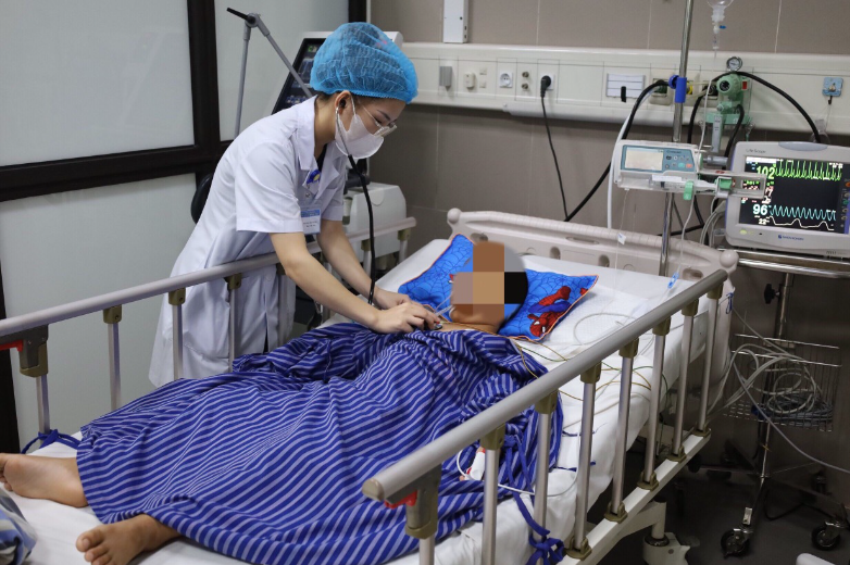 Bệnh nhân thở máy, đang được điều trị tích cực. (Ảnh: BVCC)