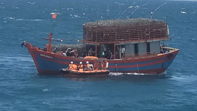 Lực lượng Trung tâm Phối hợp tìm kiếm, cứu nạn hàng hải Việt Nam ứng cứu nạn nhân vụ chìm tàu.