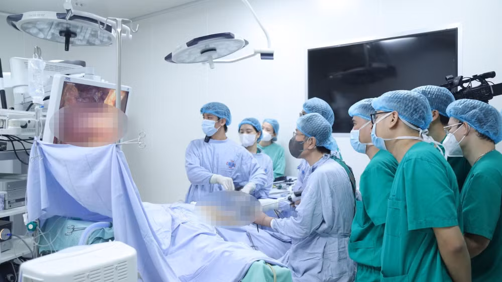 Các bác sĩ trình diễn một ca phẫu thuật ít xâm lấn ngay tại hội thảo.