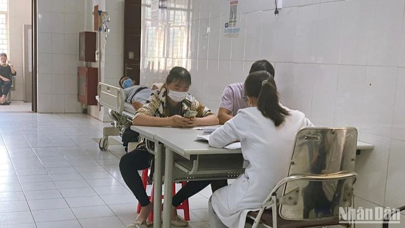 Nhiều gia đình đưa con đến Bệnh viện Bạch Mai khi thấy con có dấu hiệu trầm cảm. (Ảnh minh họa: T.L)