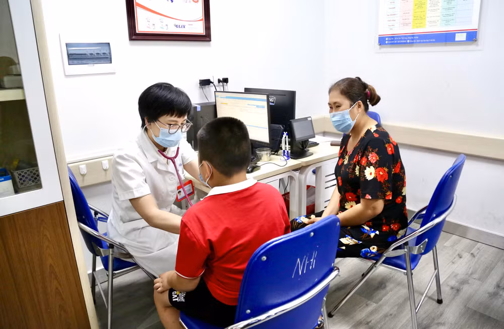 Thạc sĩ, bác sĩ nội trú Nguyễn Thị Hà, Phó Trưởng Khoa Nhi (Bệnh viện Đại học Y Hà Nội) thăm khám cho bệnh nhi.