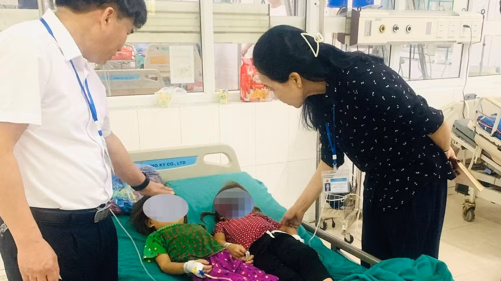 Đại diện Chi cục an toàn vệ sinh thực phẩm đến thăm hỏi, động viên bệnh nhân nhập viện nghi do ăn phải nấm độc nằm theo dõi, điều trị tại Bệnh viện đa khoa tỉnh Hà Giang. (Ảnh: BÍCH HẠNH)