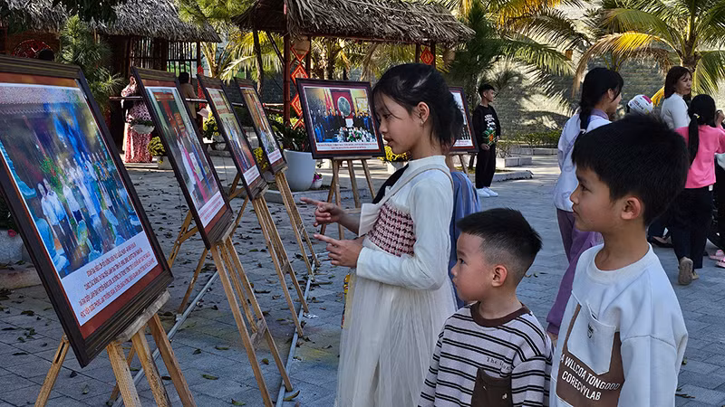 Thiếu niên tham quan các hình ảnh trưng bày.