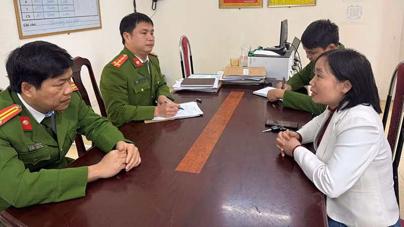 Công an xã Xuân Dương tuyên truyền, cảnh báo người dân phòng ngừa thủ đoạn lừa đảo trên không gian mạng.