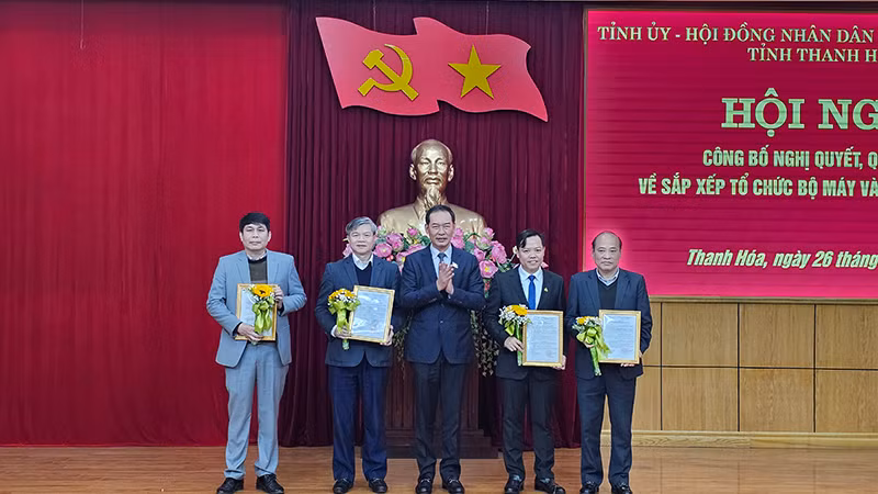 Phó Bí thư Tỉnh ủy Thanh Hóa tặng hoa, chúc mừng các đồng chí được điều động, bổ nhiệm.