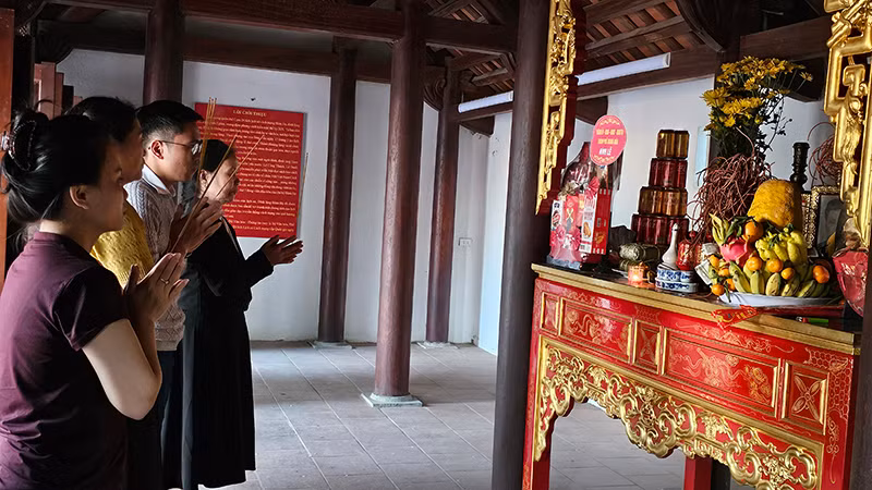 Nhân dân dâng hương tưởng niệm các đảng viên cộng sản đầu tiên ở Thanh Hóa.