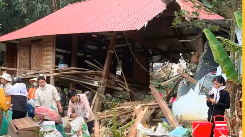 Nhân dân giúp nhau khắc phục hậu quả sạt, lở đá núi.