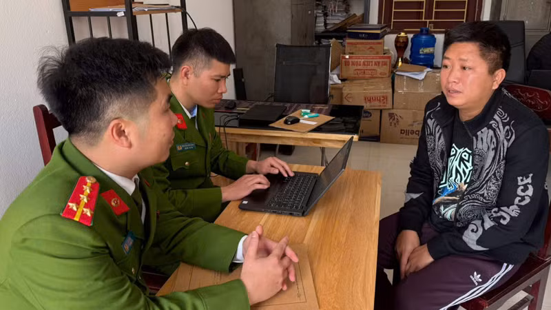 Công an xét hỏi đối tượng liên quan.