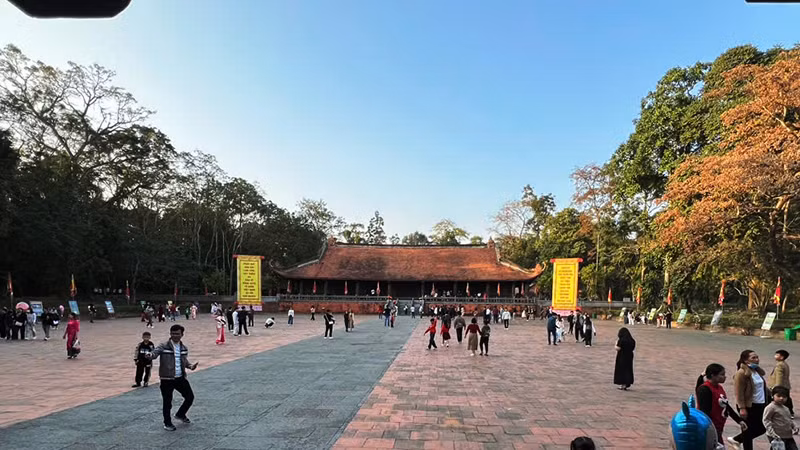 Du khách về với Lam Kinh.