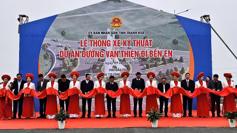 Các đại biểu cắt băng, thông xe kỹ thuật đường giao thông.