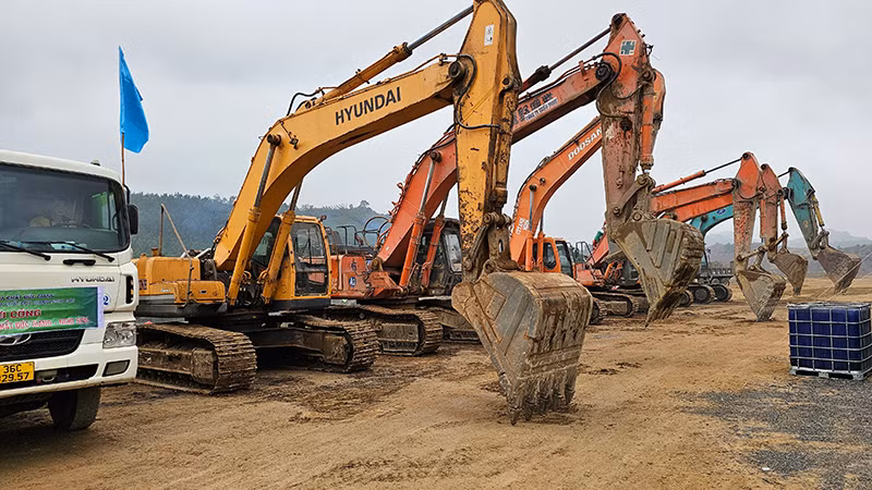 Xe máy khởi động thi công các hạng mục công trình.