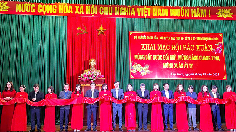 Các đại biểu cắt băng khai mạc Hội báo Xuân Ất Tỵ 2025.