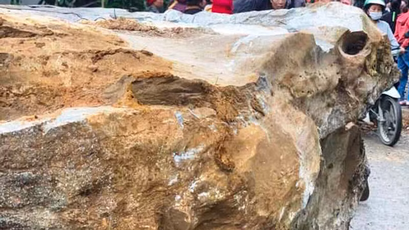 Khối đá lớn lăn xuống đường giao thông.
