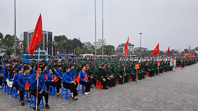 Đông đảo thanh niên tham dự lễ giao nhận quân năm 2025.