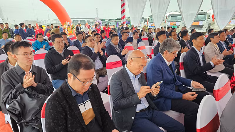 Các đại biểu, đối tác cùng cán bộ, nhân dân Thanh Hóa tham dự buổi lễ.