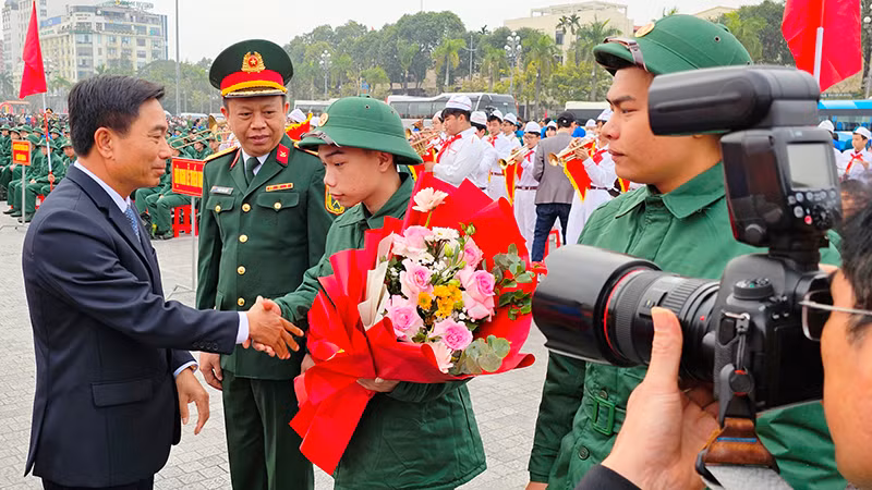 Bí thư Tỉnh ủy Thanh Hóa tặng hoa, chúc mừng thanh niên tiếp nối truyền thống quê hương anh hùng.