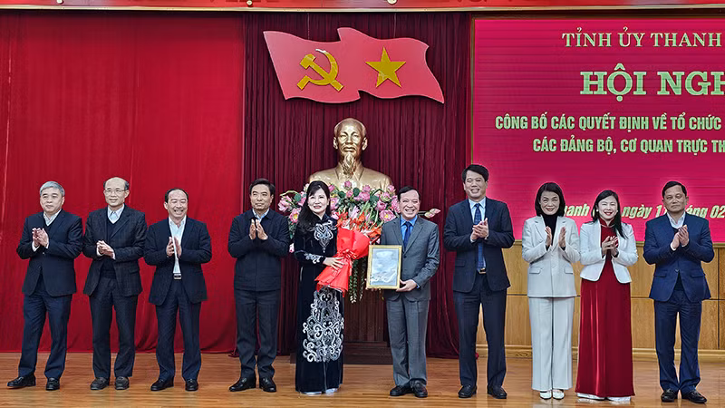 Bí thư Tỉnh ủy Thanh Hóa trao quyết định, tặng hoa Đảng bộ các cơ quan Đảng tỉnh Thanh Hóa.