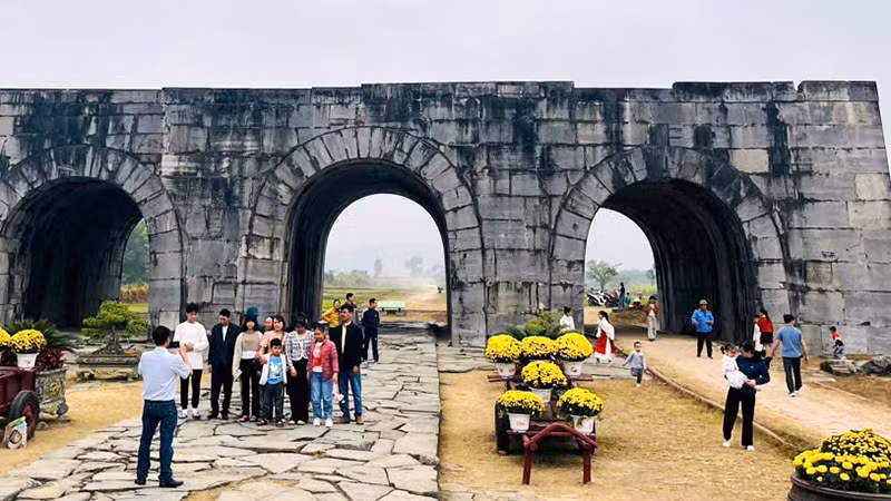 Khách tham quan, chụp ảnh lưu niệm tại cổng phía nam Thành nhà Hồ.