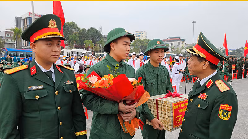 Lãnh đạo các đơn vị Quân đội với tân binh.