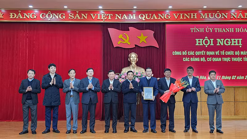 Bí thư Tỉnh ủy Thanh Hóa trao quyết định cho Đảng bộ Ủy ban nhân dân tỉnh Thanh Hóa.