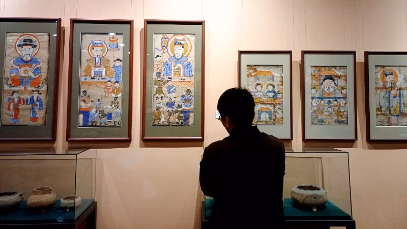 Nhà sưu tập đặc biệt tâm huyết tranh thờ của các đồng bào dân tộc.