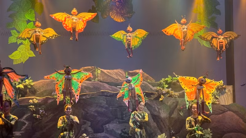 Sân khấu lung linh sắc mầu tuổi thơ của vở rối "Dế Mèn phiêu lưu ký".