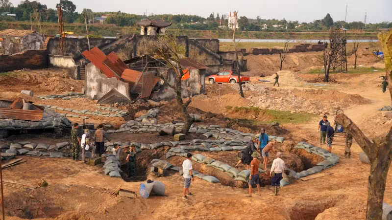 Ê-kíp làm việc hết công suất trong điều kiện nhiều khắc nghiệt.