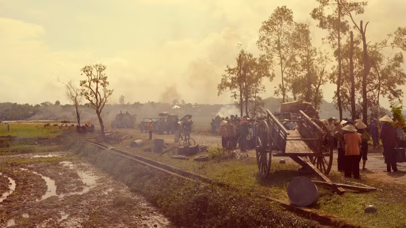 Phim huy động đông đảo diễn viên quần chúng.