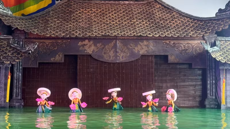 Vẻ đẹp văn hóa Việt Nam được thể hiện qua nghệ thuật múa rối nước.