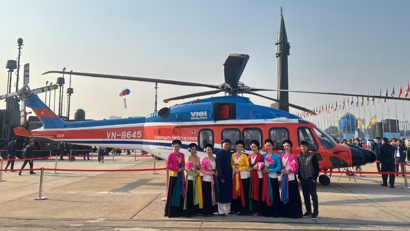 Các nghệ sĩ của nhà hát tại triển lãm.