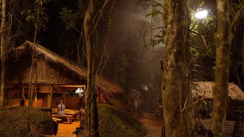 Một khoảnh khắc yên tĩnh trong bối cảnh phim.