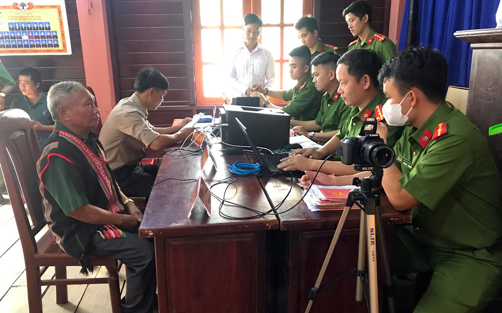 Công an xã Hòa Bắc tăng ca làm căn cước công dân cho đồng bào dân tộc Cơ Tu.